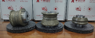金剛石滾輪的特點有哪些？修整砂輪時有哪些必備條件？生產加工時要注意什么？